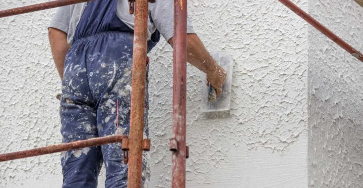 pose de crépi sur des murs anciens