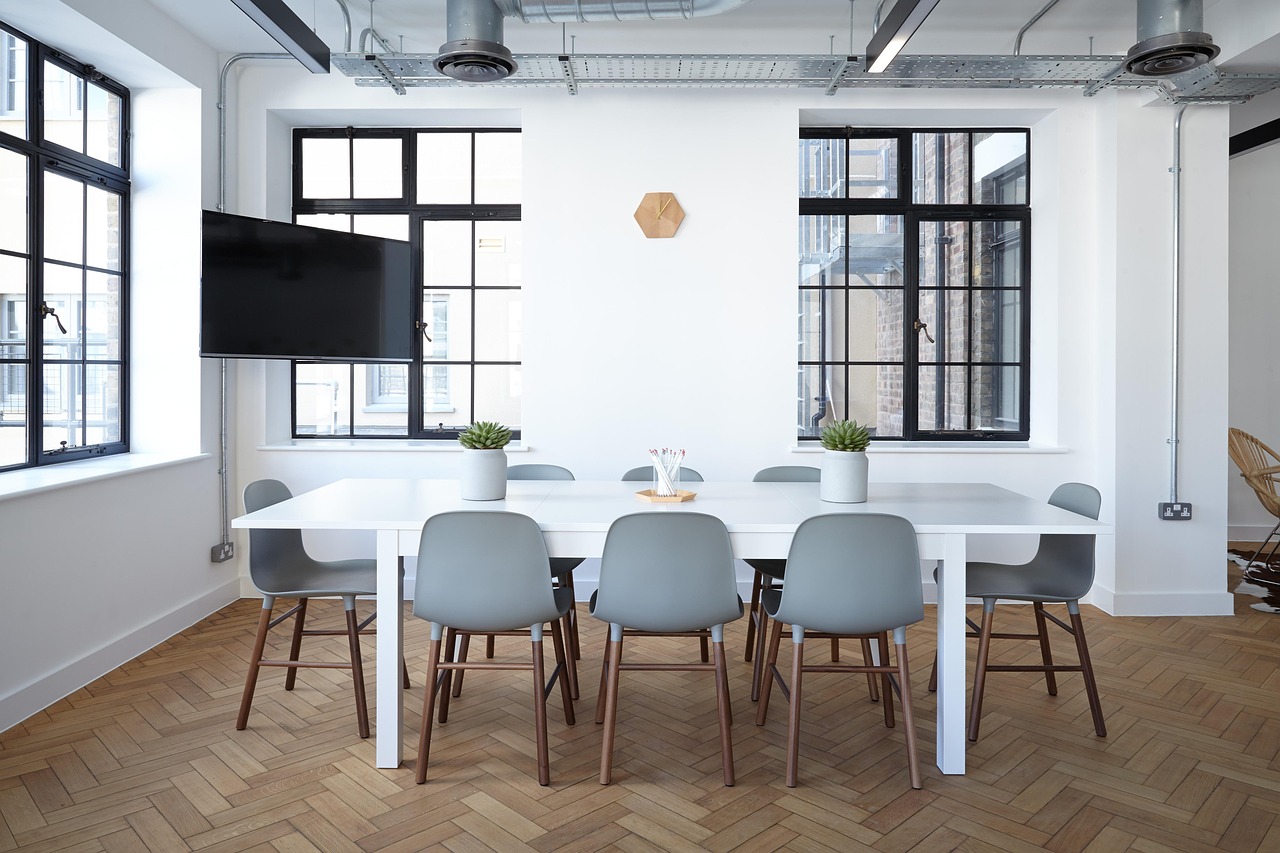aménagez votre bureau dans les combles pour un espace de travail lumineux, calme et inspirant, parfaitement adapté à vos besoins professionnels.