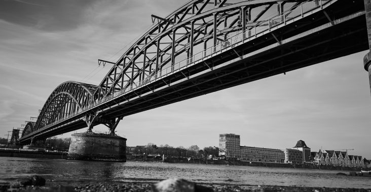 construction de ponts métalliques ferroviaires : expertise en ingénierie pour des structures durables et sécurisées adaptées aux besoins du transport ferroviaire.