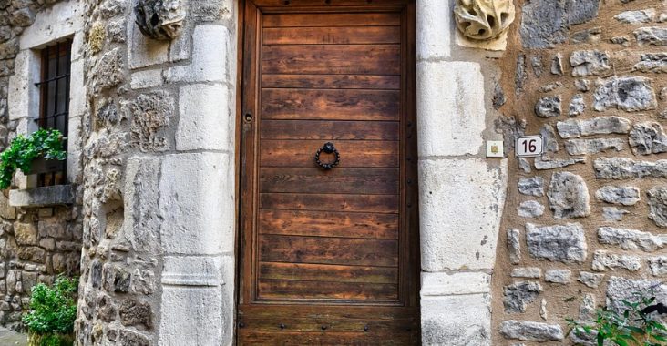 découvrez notre sélection de portes d'entrée alliant sécurité, esthétisme et durabilité pour sublimer l'entrée de votre maison.