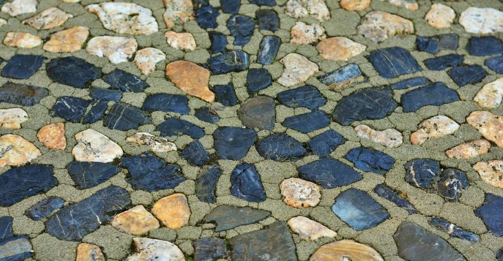 découvrez nos pavés en pierre naturelle pour un aménagement extérieur élégant et durable, alliant esthétisme et robustesse.
