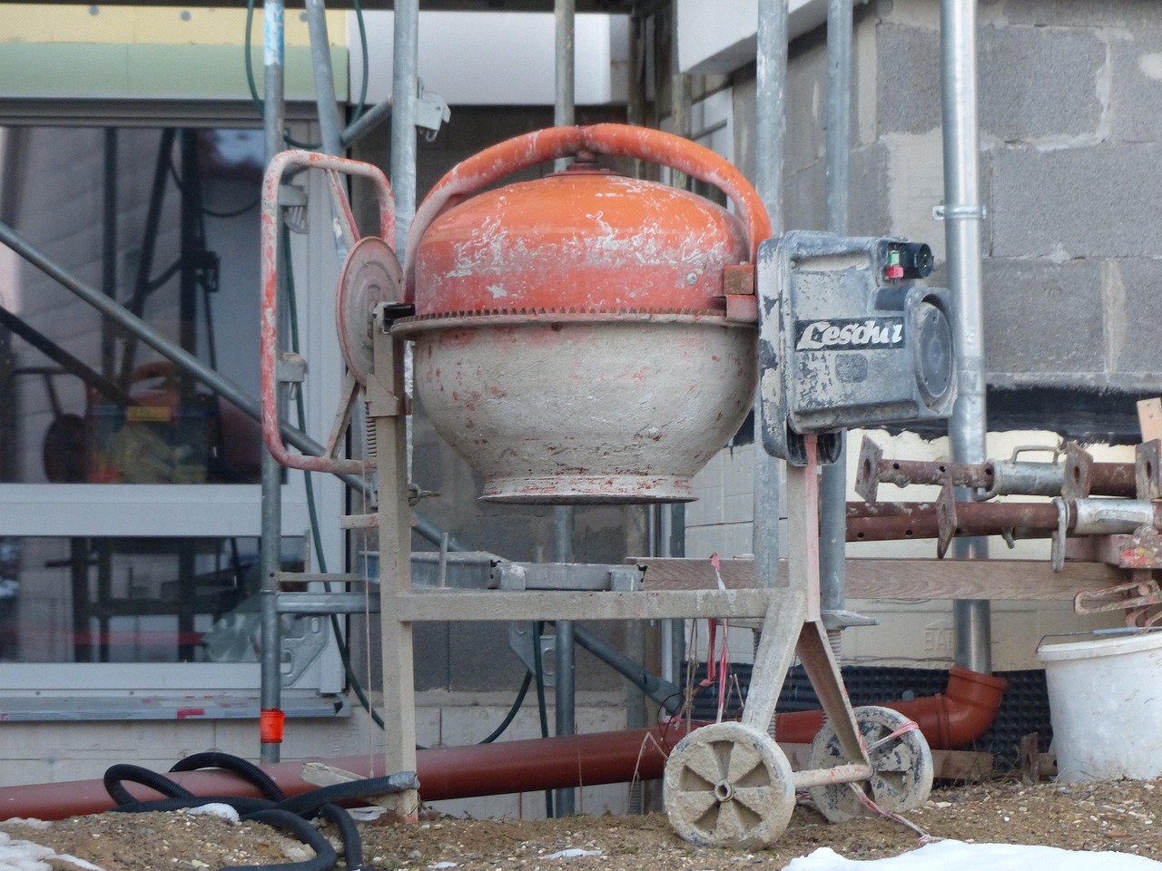 découvrez nos pompes à béton conçues pour accéder aux chantiers difficiles et acheminer le béton avec précision, même dans les zones les plus exiguës.