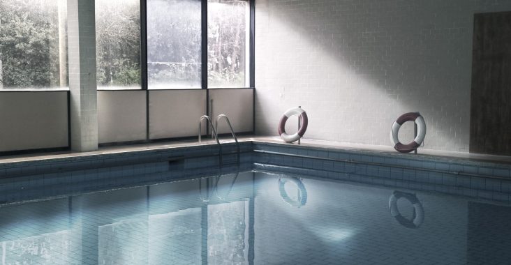 découvrez les systèmes de sécurité obligatoires pour les piscines privées et les solutions pour protéger efficacement leurs utilisateurs.