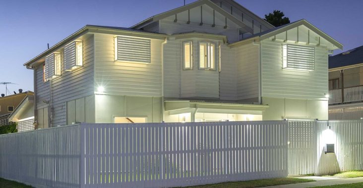 découvrez comment prévenir les fissures dans une extension de maison grâce à des fondations adaptées, des matériaux de qualité et une construction soignée.