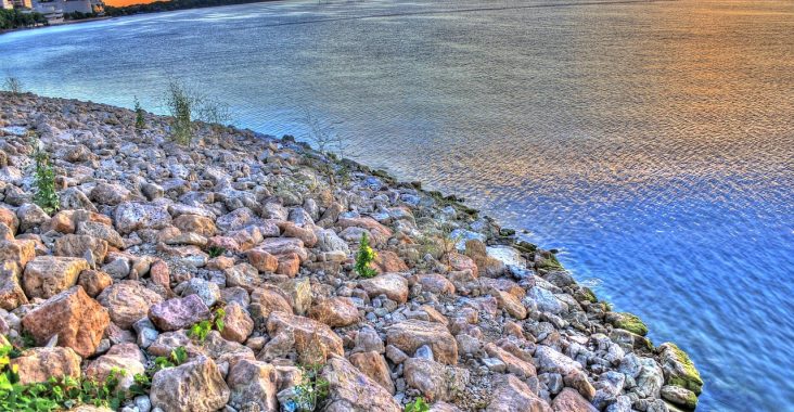 découvrez le riprap, une technique d’enrochement qui protège les berges et les talus contre l’érosion grâce à des pierres solides et durables.
